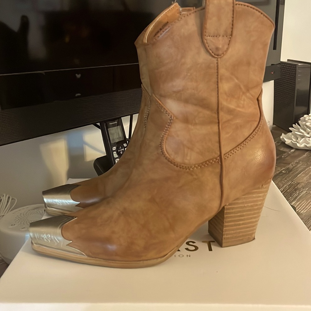 Like new Buckle Boots.
